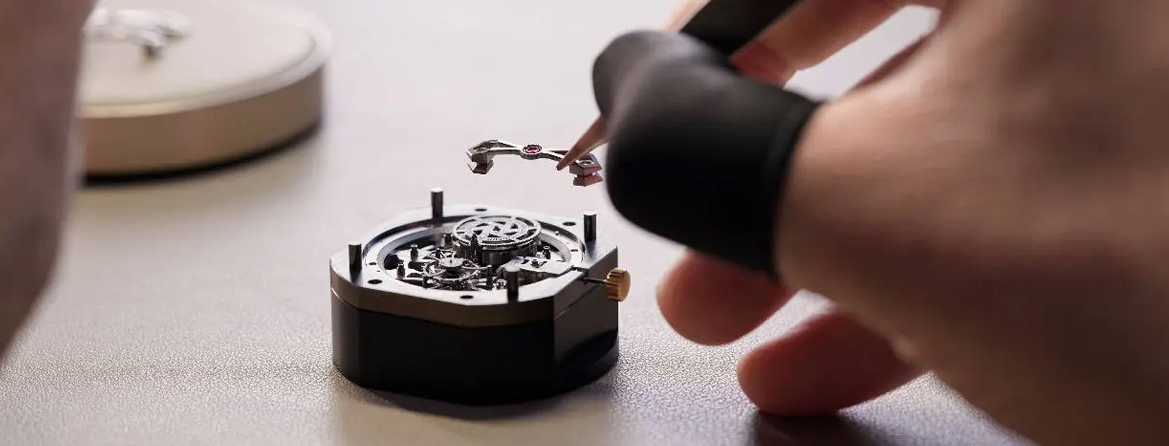 芝柏手錶維修服務 - girard perregaux Repair 香港專業機芯抹油保養